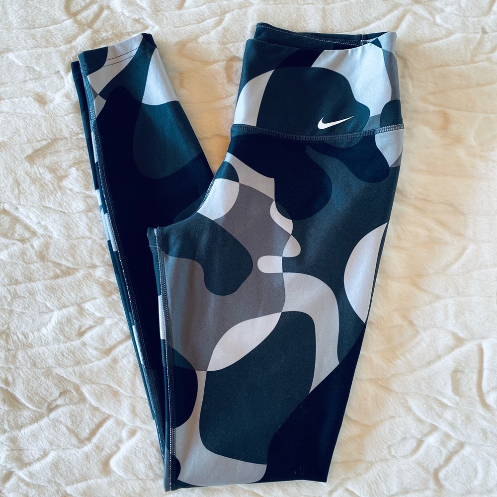 Nike Dri- Fit One Legend Pant size Small